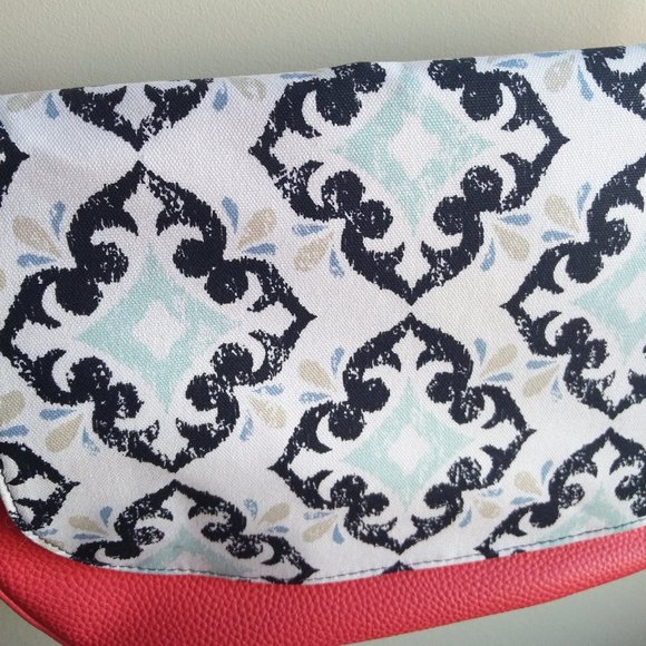 Thirty One Crossbody Bag - Picture 13 of 16